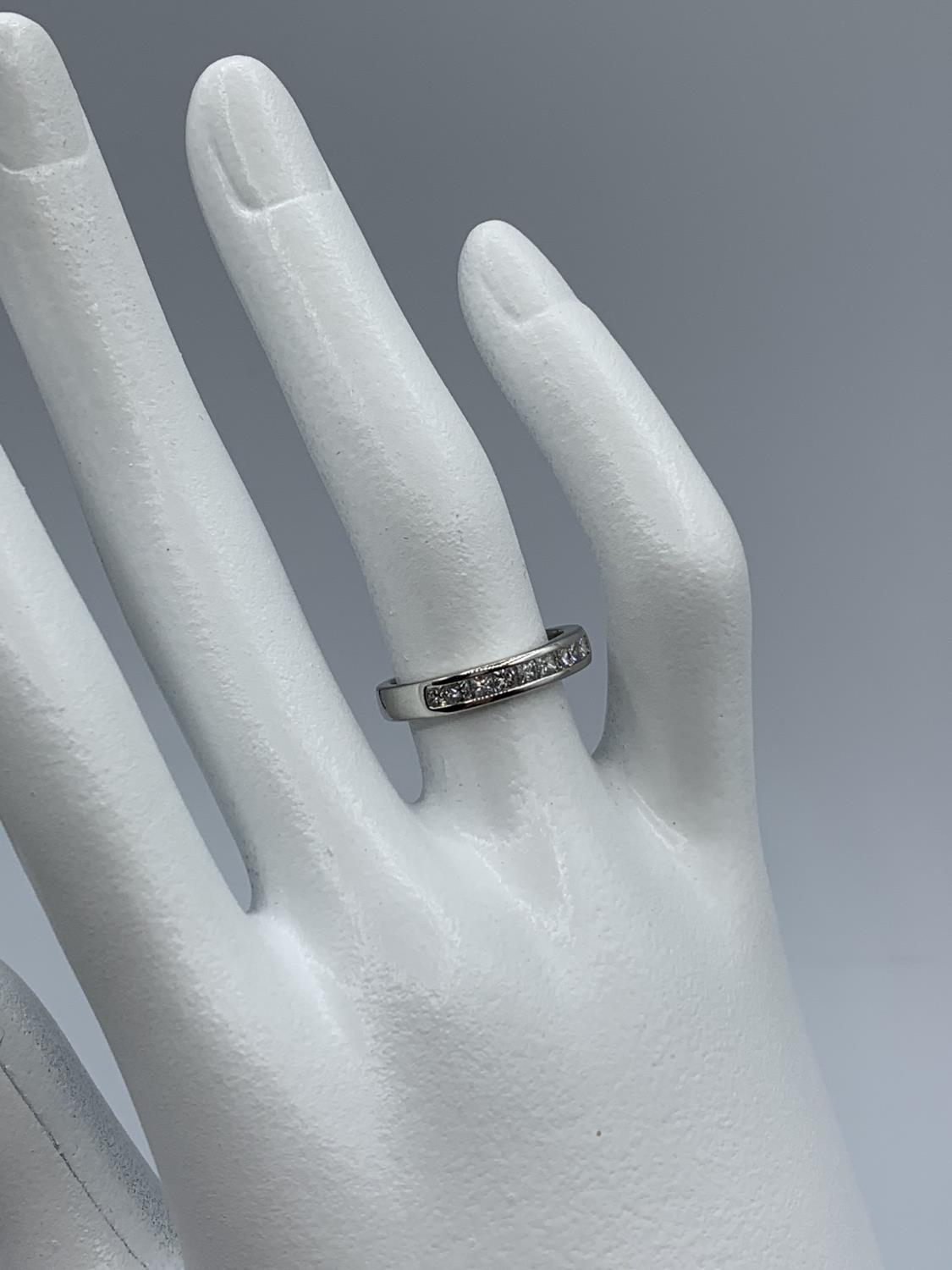 18ct white gold half eternity ring with princess cut diamonds (approx 0.25ct) , weight 3.9g and size - Image 5 of 7