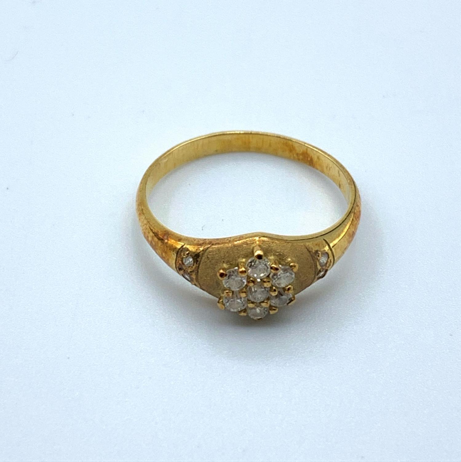 Yellow metal vintage ring with 7 diamonds forming a flower - Image 2 of 3