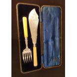 Silver mounted boxed set of cake fork and slice in original satin lined box (2), 33 x 12cm