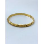 21ct yellow gold bangle 7cm diameter and weight 11.65g approx, (1341 ref)
