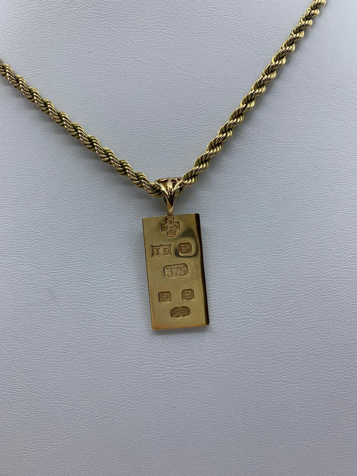 9ct yellow gold ingot pendant with full hallmark on the back, set in 9ct gold chain 70cm long, total - Image 2 of 4