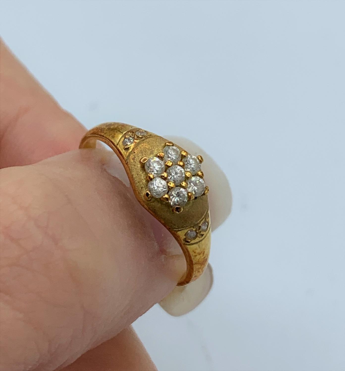 Yellow metal vintage ring with 7 diamonds forming a flower