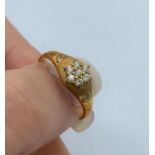 Yellow metal vintage ring with 7 diamonds forming a flower