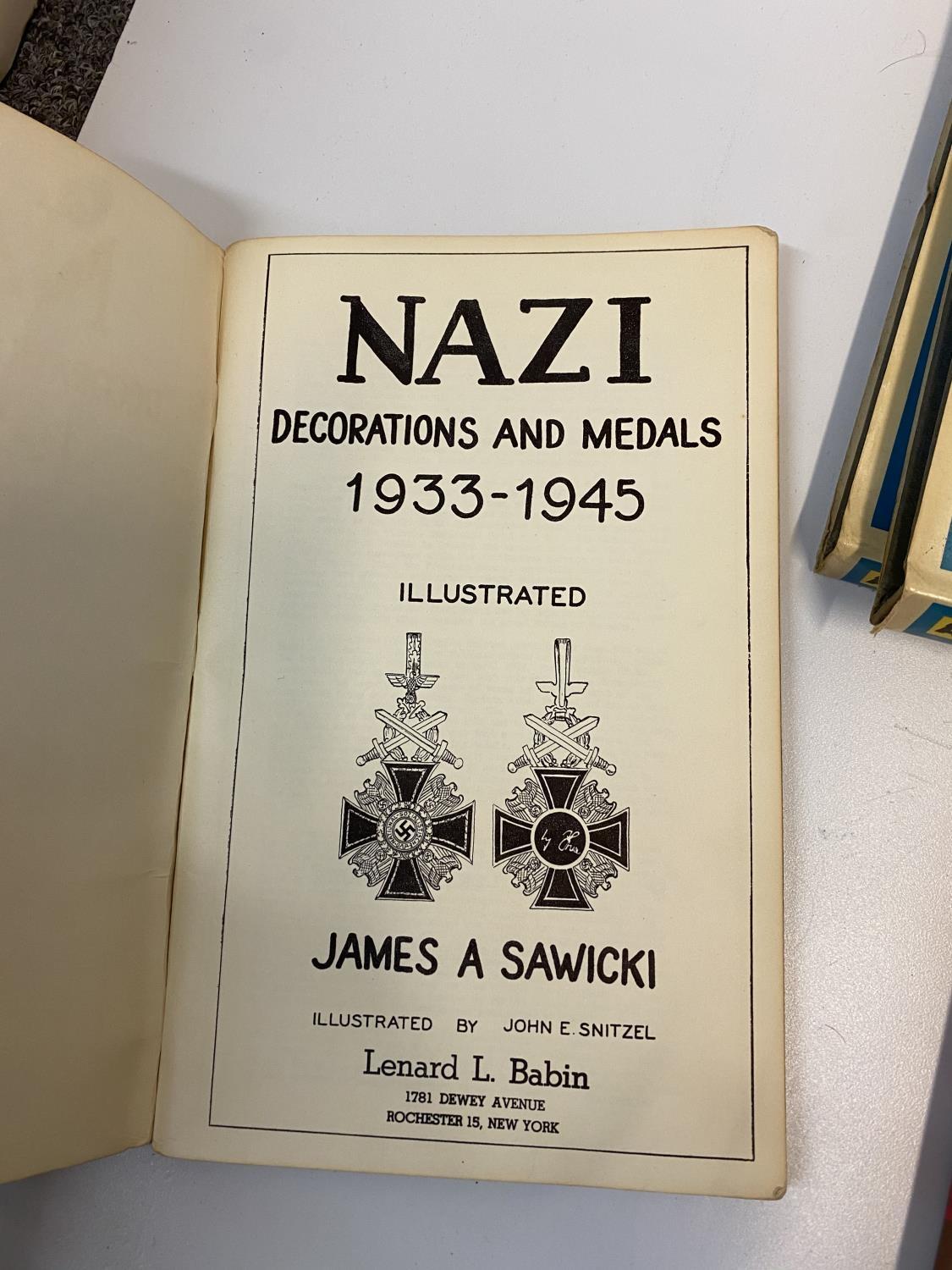 5 x reference books to include- Nazi decorations & medals, Awards of the 3rd Reich, Cloth insignia - Image 11 of 12