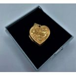 9CT GOLD HEART LOCKET PENDANT PATTERNED AND ENGRAVED "LOVE YOU ALWAYS" ON THE BACK, WEIGHT 1.8G