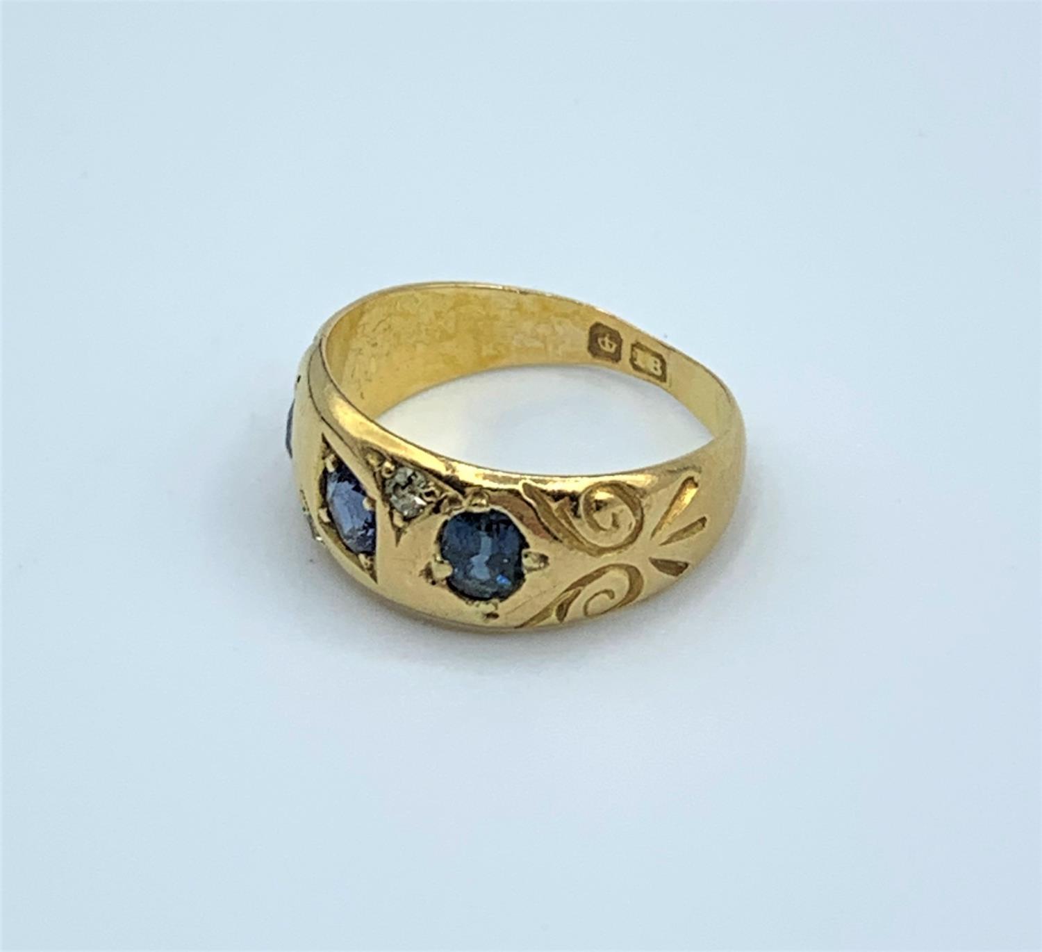 18ct Yellow Gold Vintage Ring With 3 Sapphires 3g size G - Image 8 of 12