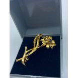 18CT YELLOW GOLD VINTAGE SAPPHIRE SET BROOCH IN THE FORM OF A FLOWER, WEIGHT 5G AND 4CM LONG