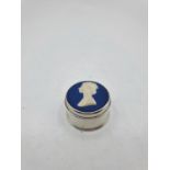 Silver Pill Box with Wedgwood Cameo Top of Queen Elizabeth, weight 30g