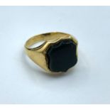 Vintage 18K Yellow Gold mens Ring with Black stone centre, size M and weight 6.2g approx