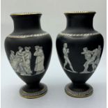 Pair of Grecian Urns with traditional illustrations, 17cm tall (2)