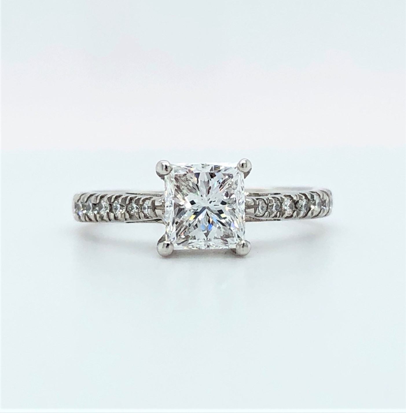 Platinum ring with 1ct Diamond centre (D/SI1) and 0.17cts diamonds on shoulders, weight 3.14g and