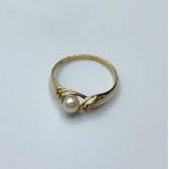 9ct Gold Ring with centre pearl, size K