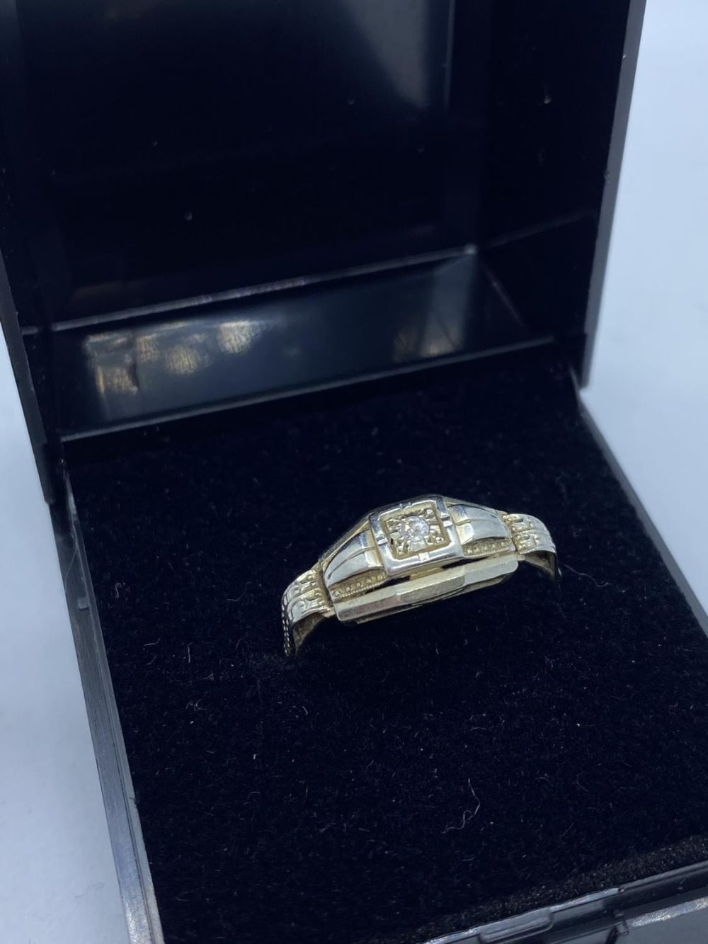 Vintage 18ct Gold Ring with Small Diamond, 1.8, Size P. - Image 2 of 5
