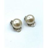A pair of pearl clip earrings. 26g.