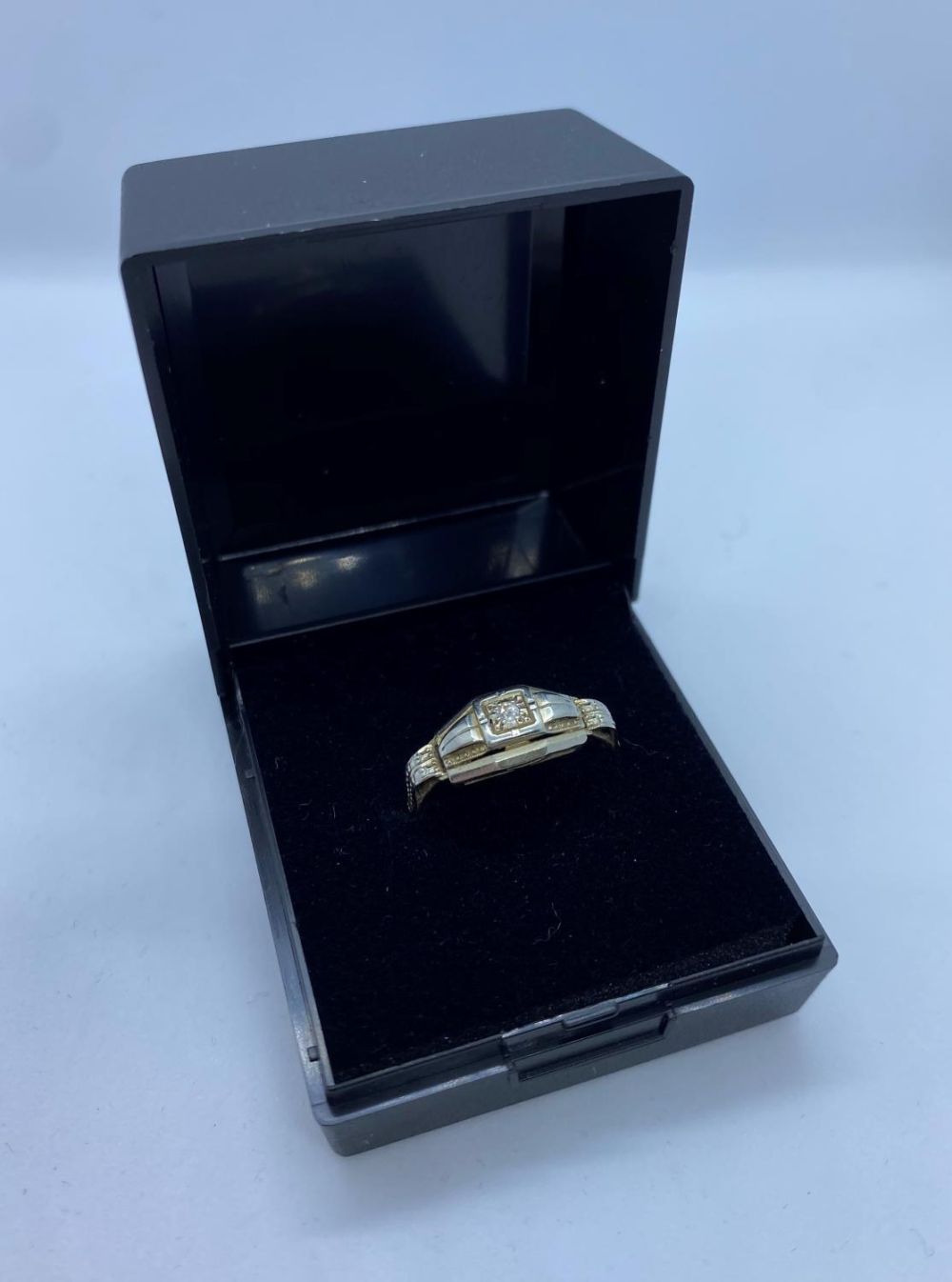 Vintage 18ct Gold Ring with Small Diamond, 1.8, Size P.