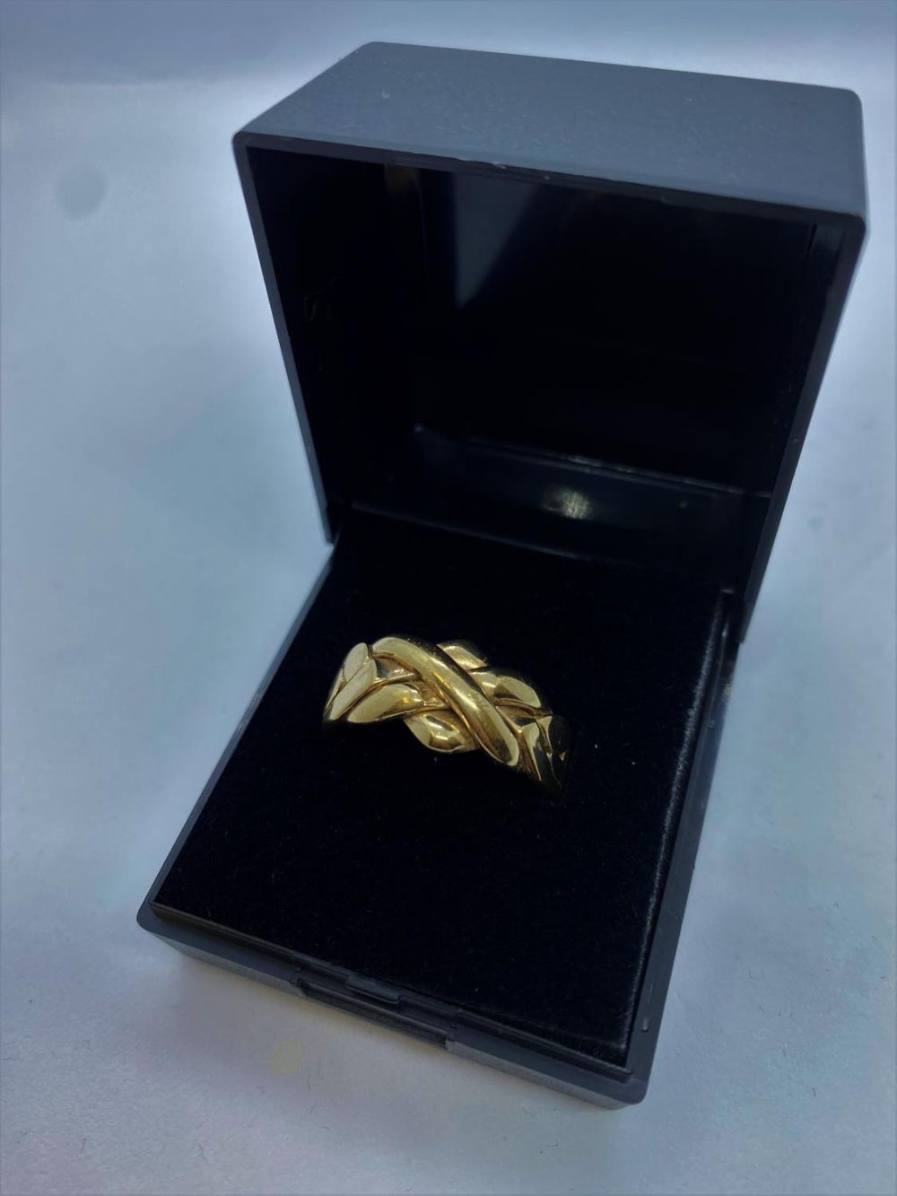 9ct Gold Puzzle Ring, 6.4g, Size T.
