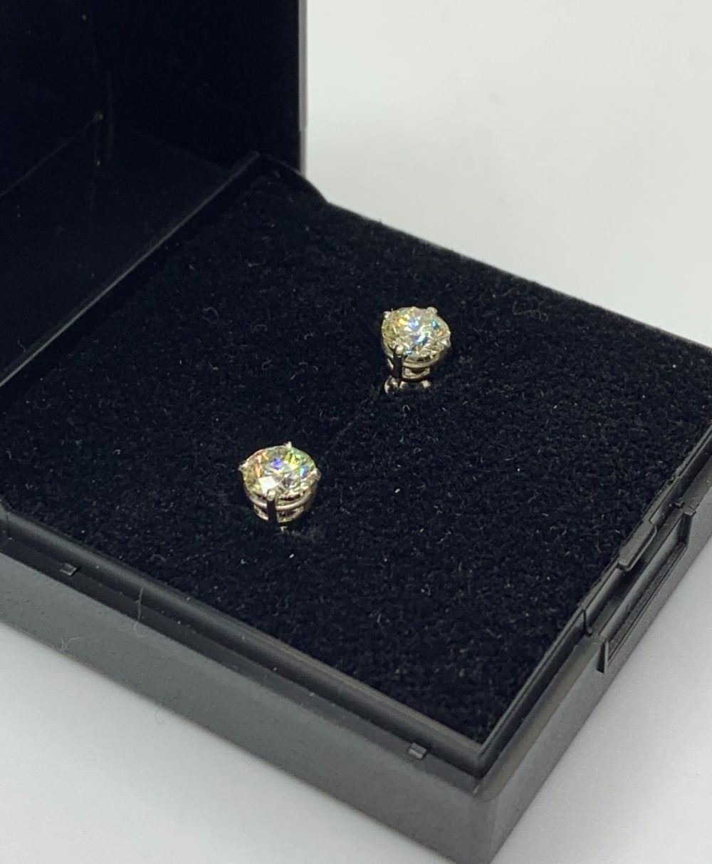 Pair of Diamond Stud Earrings with 1.02ct diamond in 18ct white gold - Image 2 of 4