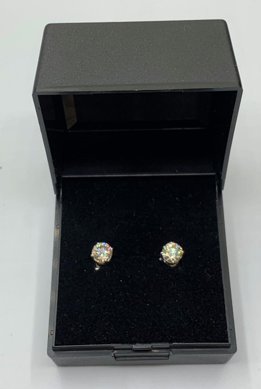 Pair of Diamond Stud Earrings with 1.02ct diamond in 18ct white gold - Image 3 of 4