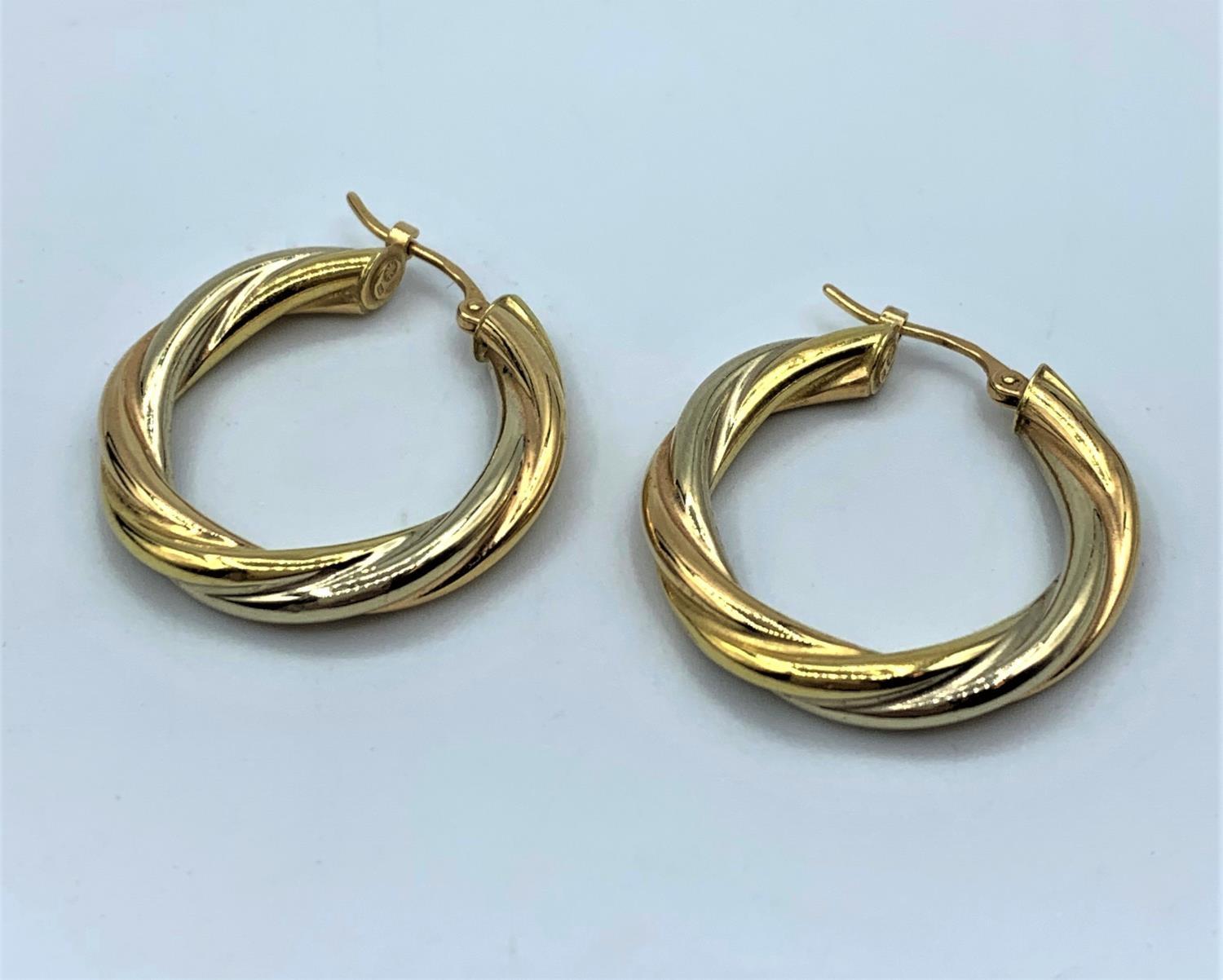 Pair of 18ct Twist Hoop Earrings, weight 2.4g
