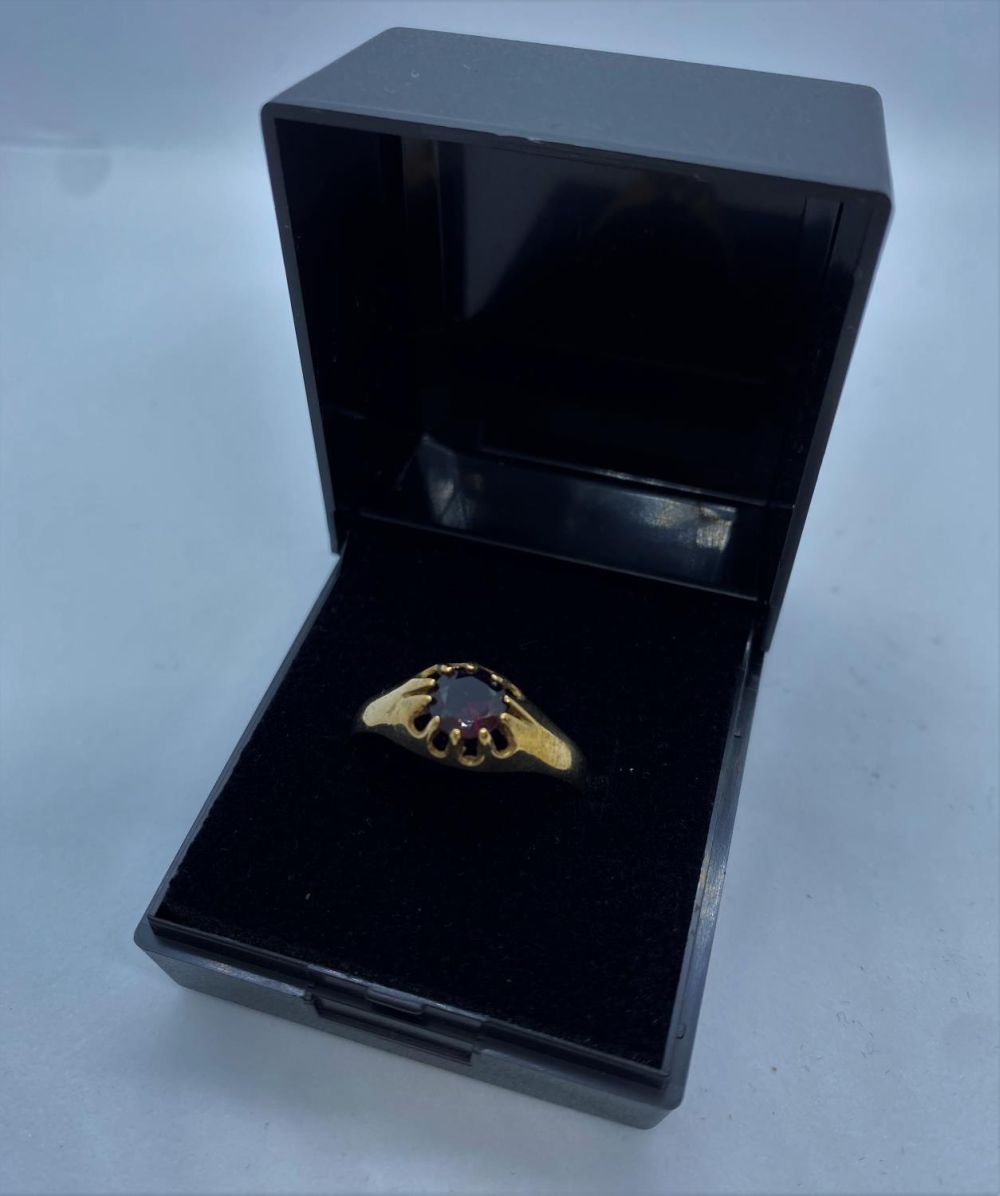 9ct Pinky Ring with Garnet Stone, 2.0g, Size U.