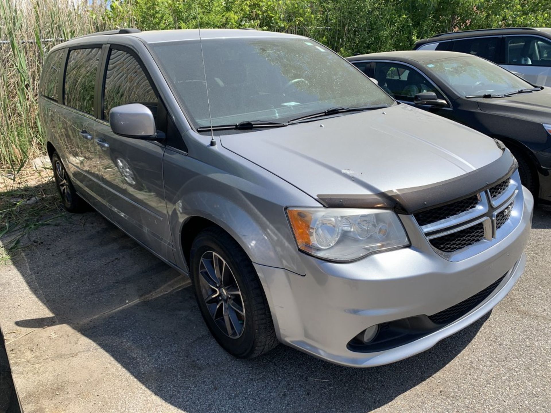 2017 - DODGE CARAVAN SE - 141,042KM - VIN# 2C4RDGBGXHR579918 - ALL VEHICLES ARE SOLD AS IS WHERE - Image 4 of 9