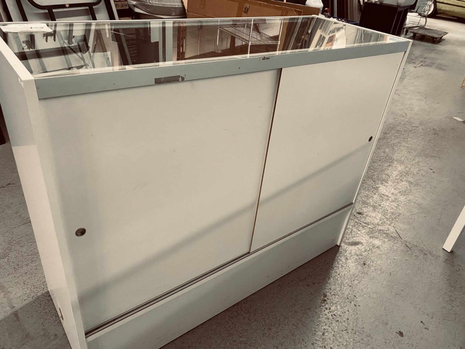 48" X 18" X 38" RETAIL DISPLAY CABINET W/ GLASS & LED LIGHTING - Image 2 of 2