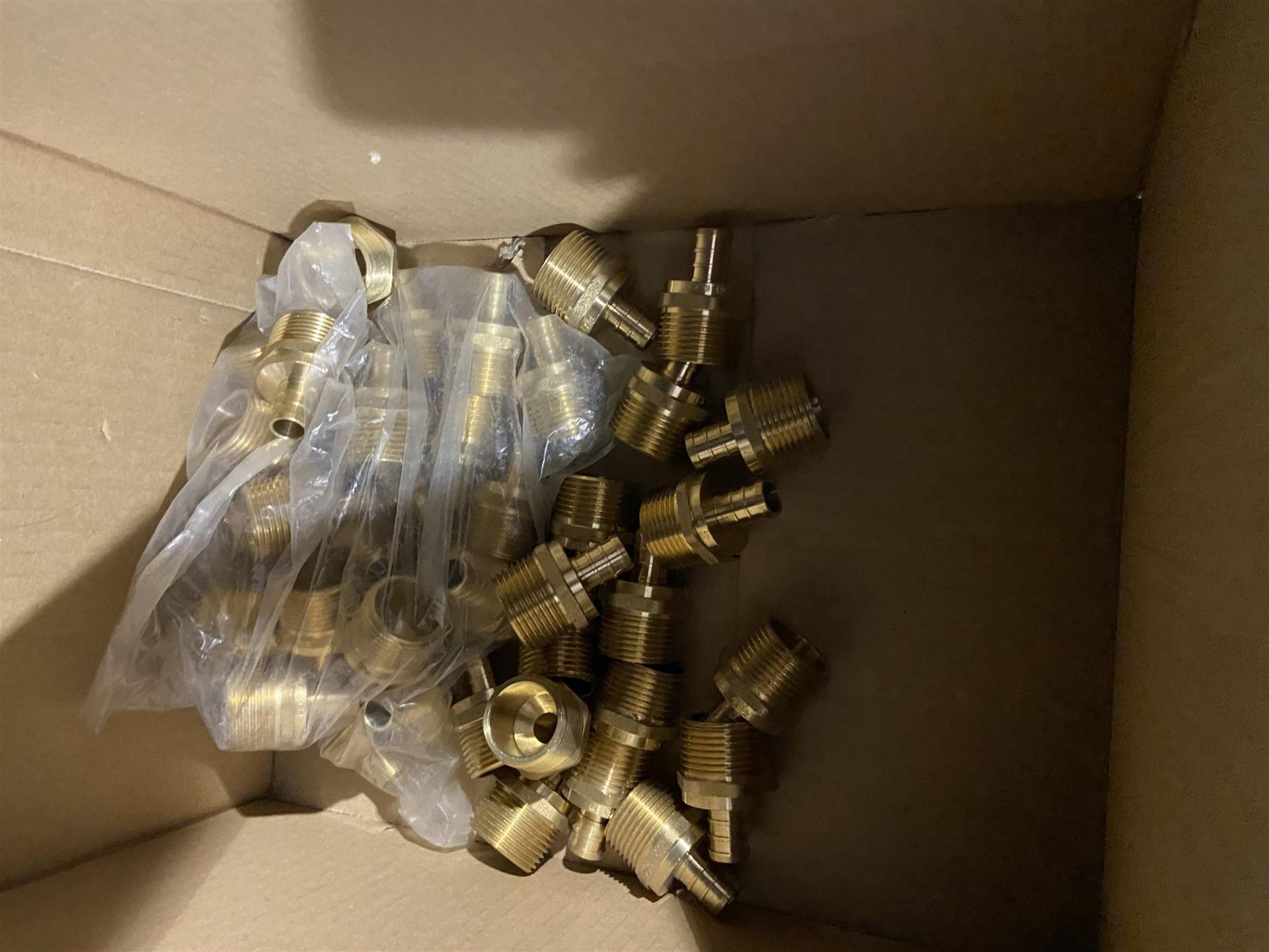 MIXED LOT - PLUMBING HARDWARE - SEE PHOTOS - 190PCS - Image 3 of 5