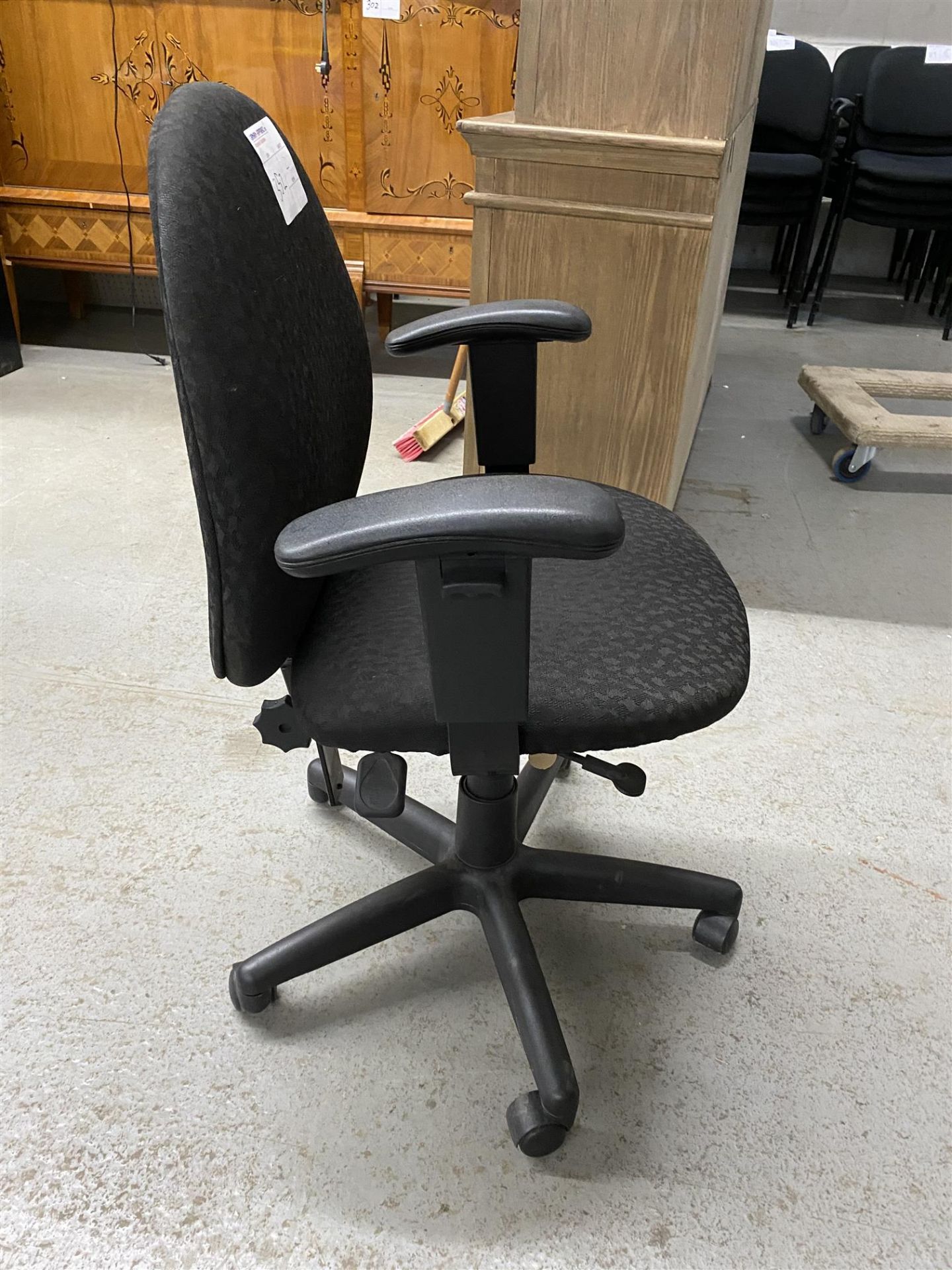 BLACK SPOTTED OFFICE ROLLING CHAIR W/ ARMS - 2PCS - Image 3 of 4