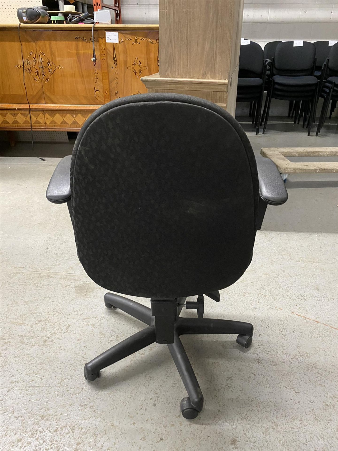 BLACK SPOTTED OFFICE ROLLING CHAIR W/ ARMS - 2PCS - Image 4 of 4