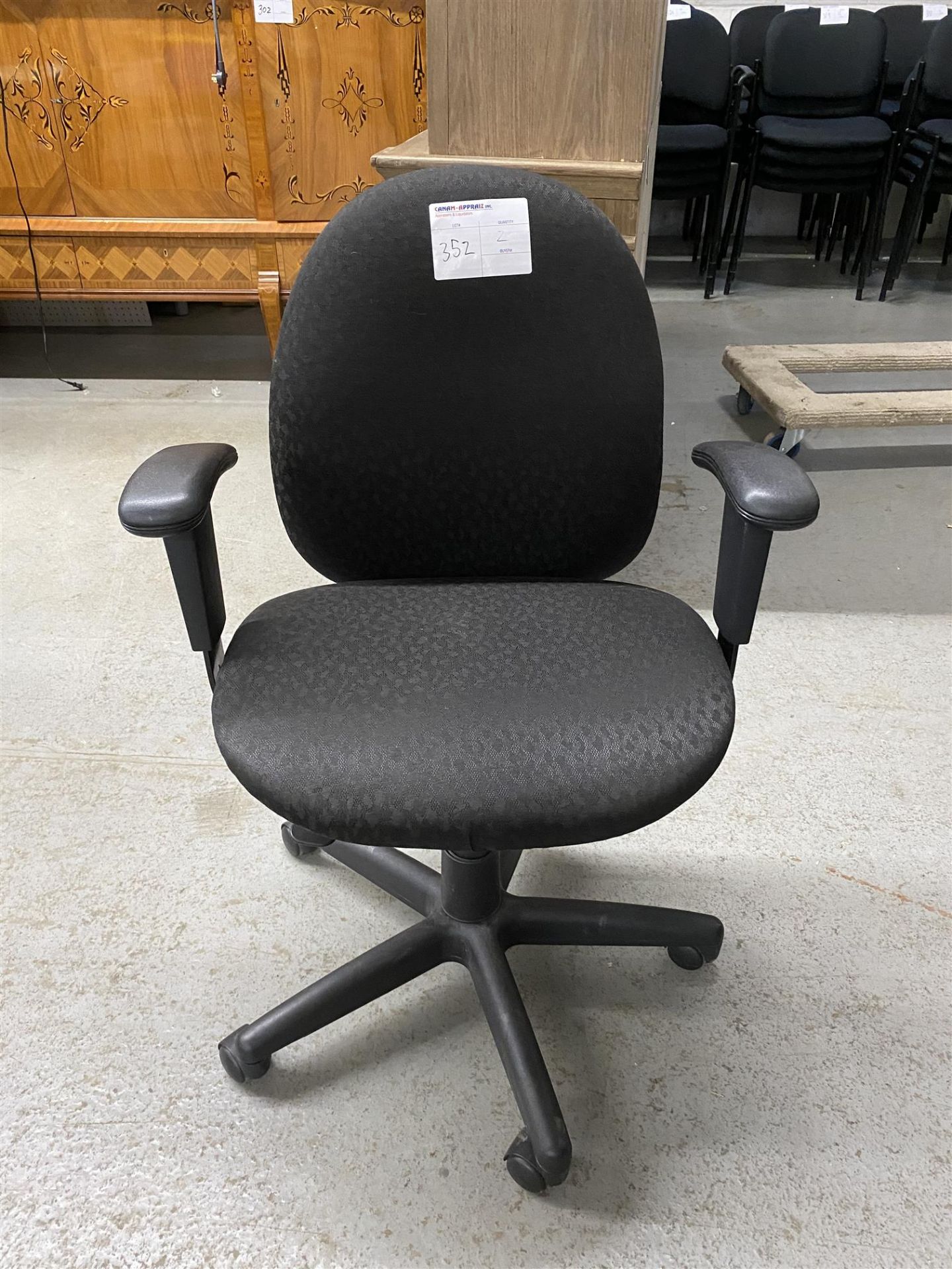 BLACK SPOTTED OFFICE ROLLING CHAIR W/ ARMS - 2PCS - Image 2 of 4