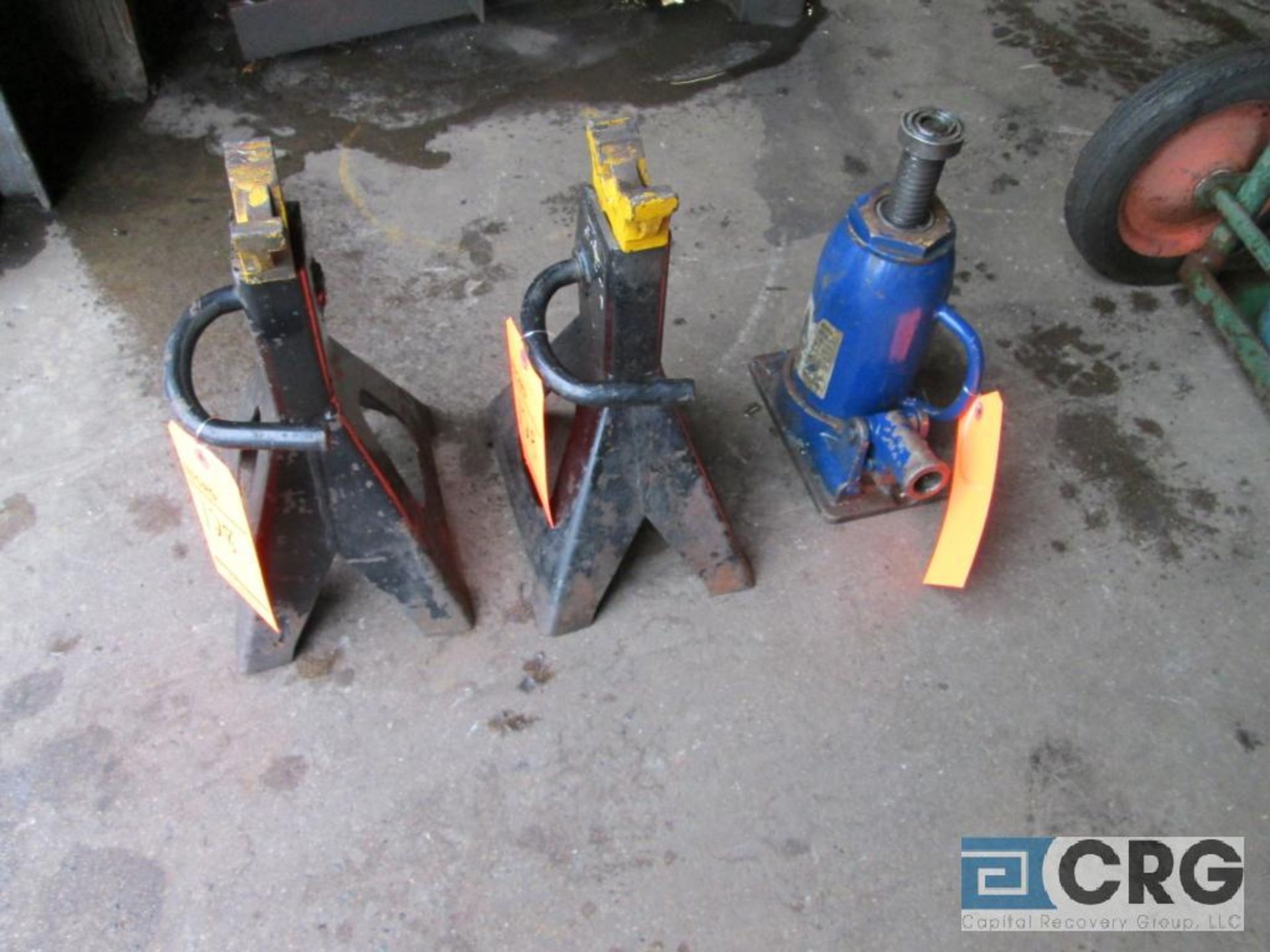 Lot includes (1) hydraulic bottle jack, 12 ton cap., and (2) assorted jack stands - Image 2 of 2