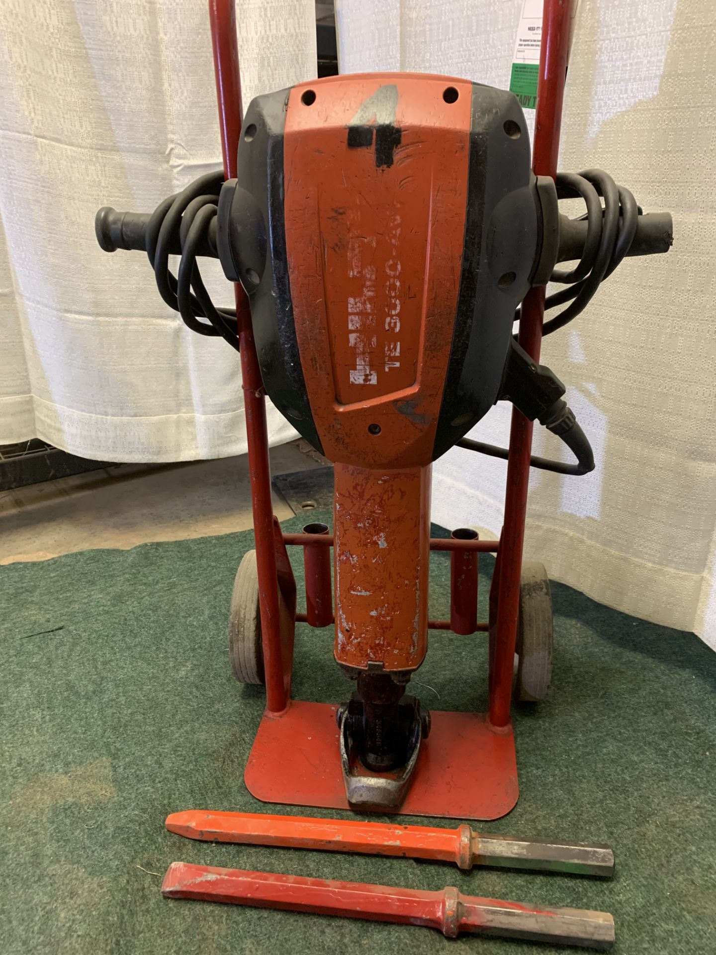 Hilti TE3000AVR elec breaker, point and chisel, s/n 041853 - Image 2 of 3