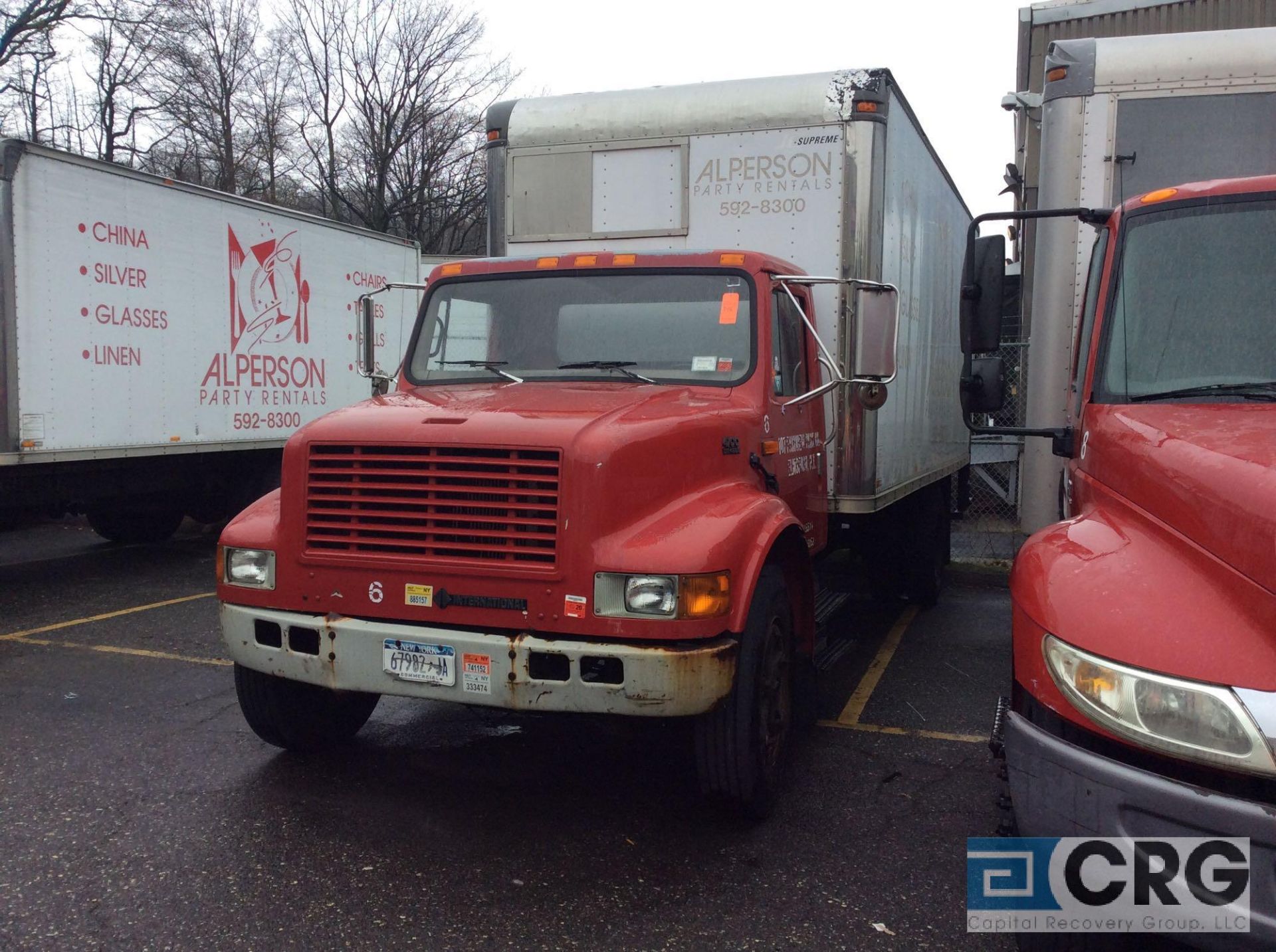 2002 International 20' box truck, DT466E ENGINE, A/T, Vynl interior, Supreme Corp 20' box w/Waltco