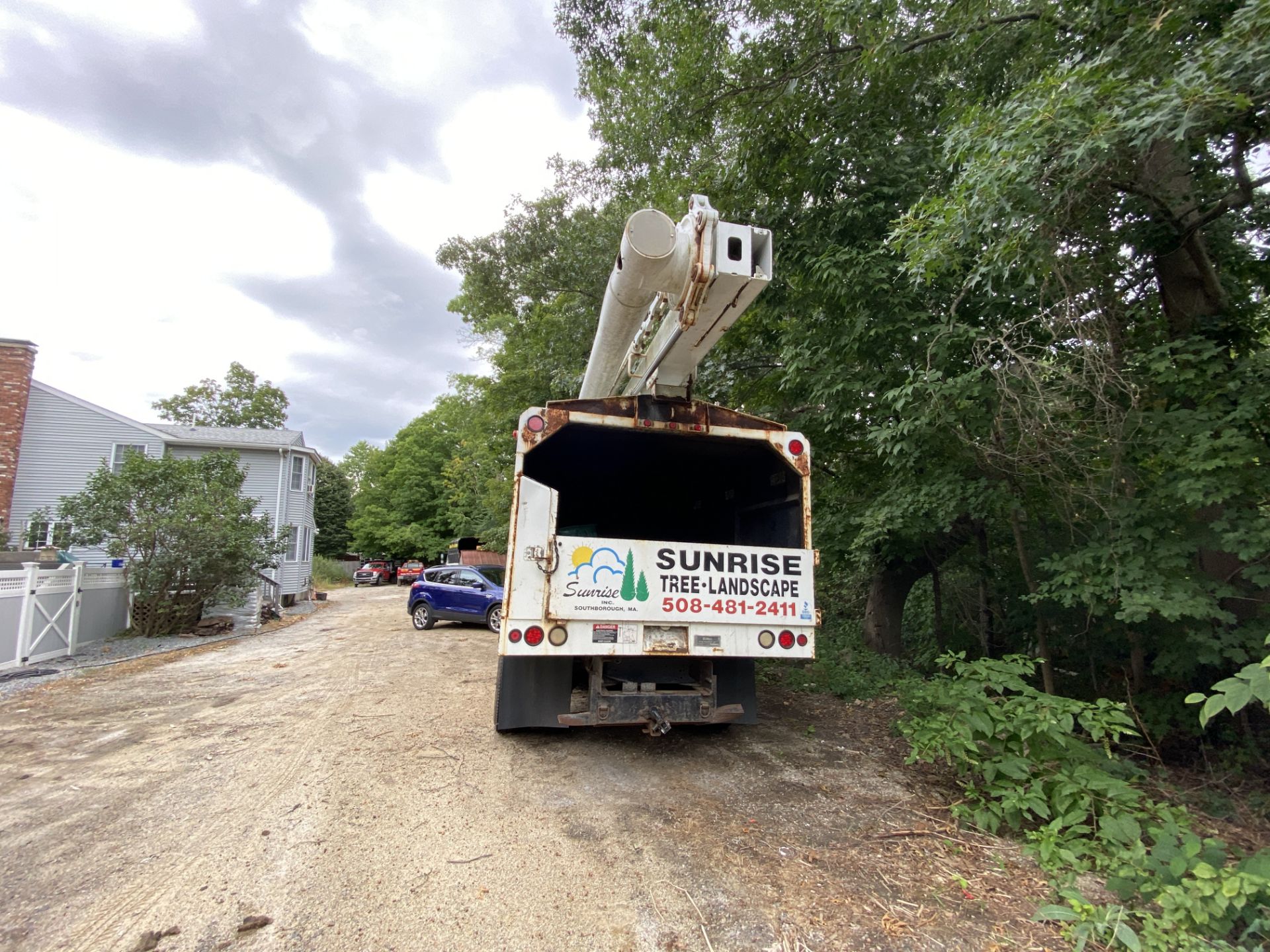 2001 Chevrolet C7500 S/A Forestry Bucket truck, chipper body, VIN# 1GDM7H1C1155011409, Altec LRV58 - Image 2 of 8