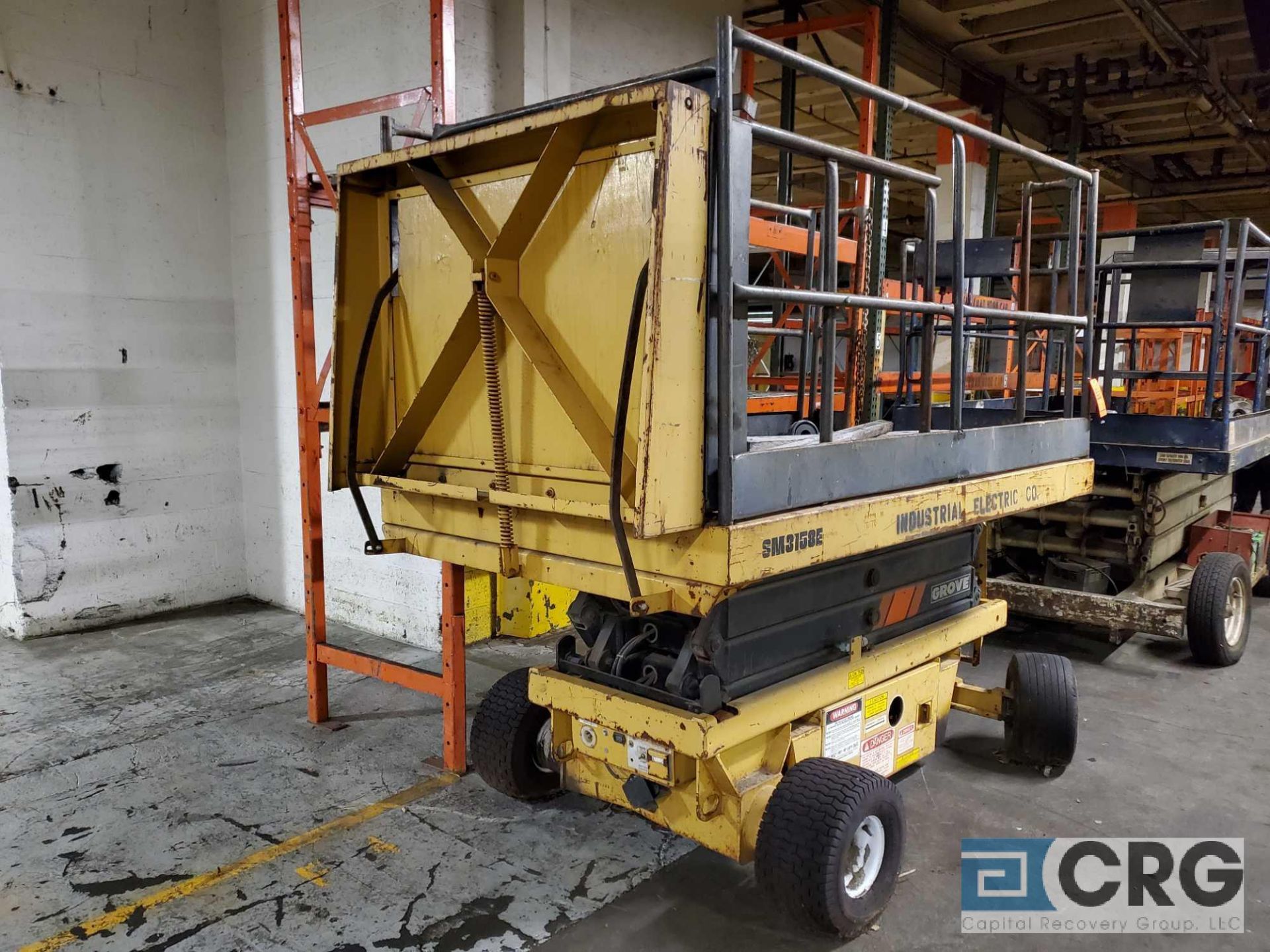 Grove scissor lift m/n SM3158E, 800 lb. cap, 54 in. X 92 in. platform (up to 128 in.), 541 hours ( - Image 3 of 5