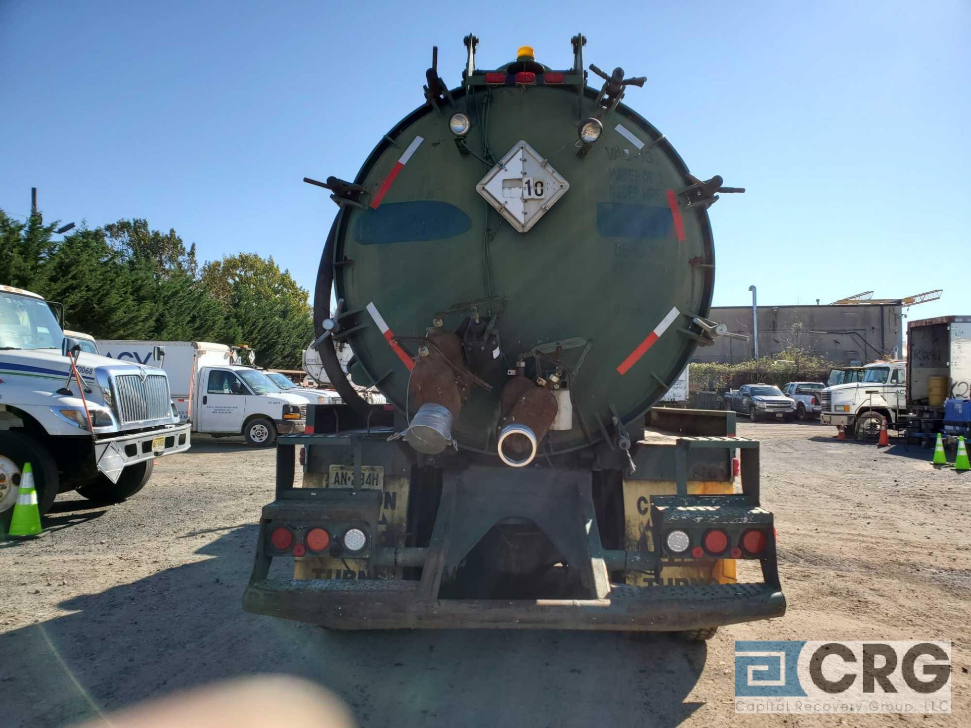 1997 Ford L9000 tandem axle Liquid Vac Truck, 64,000 GVWR, with 3,200 gal. capacity Presvac carbon - Image 3 of 8