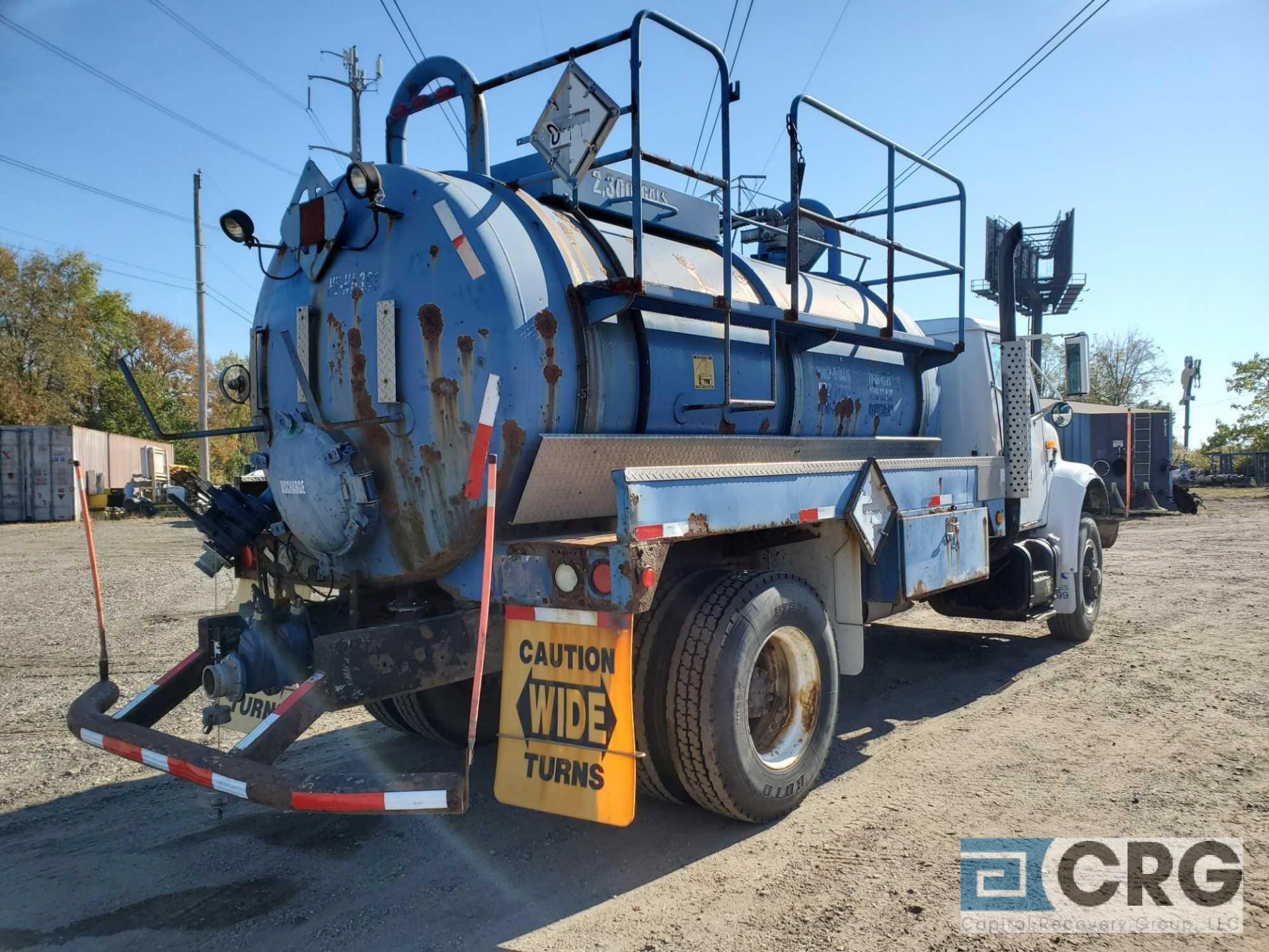 1990 International 4900 Liquid Vac Truck, 32,800 GVWR, 5,567 hours, with 2,300 gal. capacity - Image 3 of 15