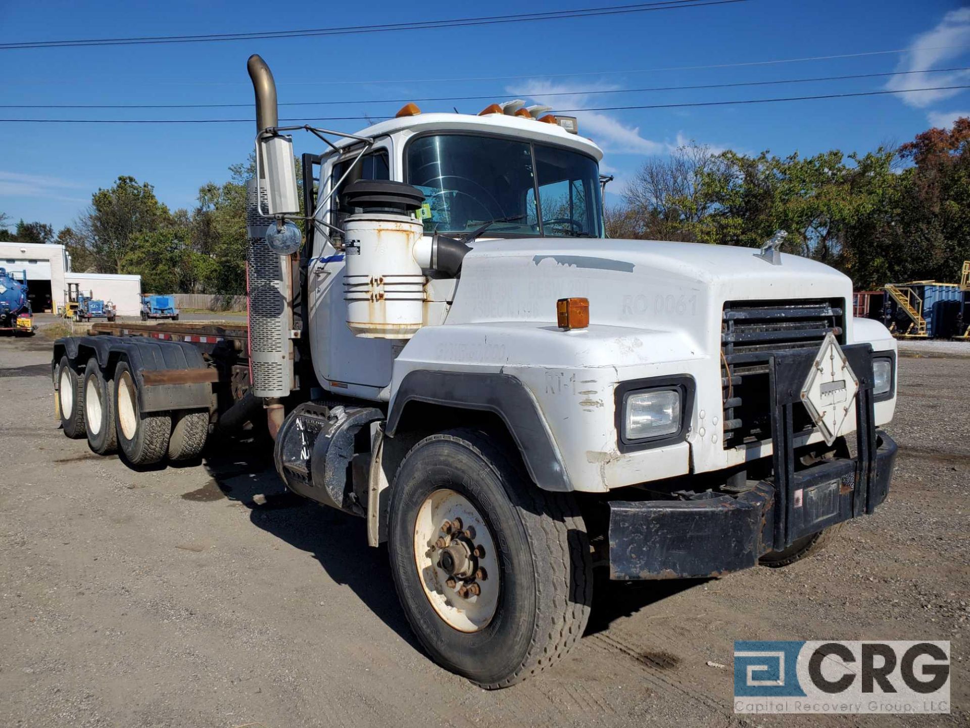1995 Mack RD6905 tag axle Roll Off Truck, 80,000 GVWR, 25,674 hours, 20-30 cu. Yard capacity, with - Image 2 of 13