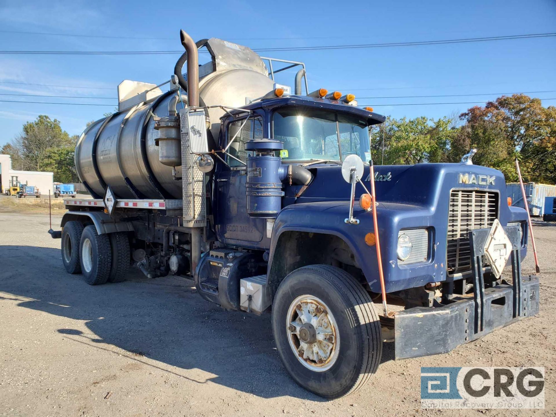 1989 Mack RD690S tandem axle Liquid Vac Truck - Image 2 of 15