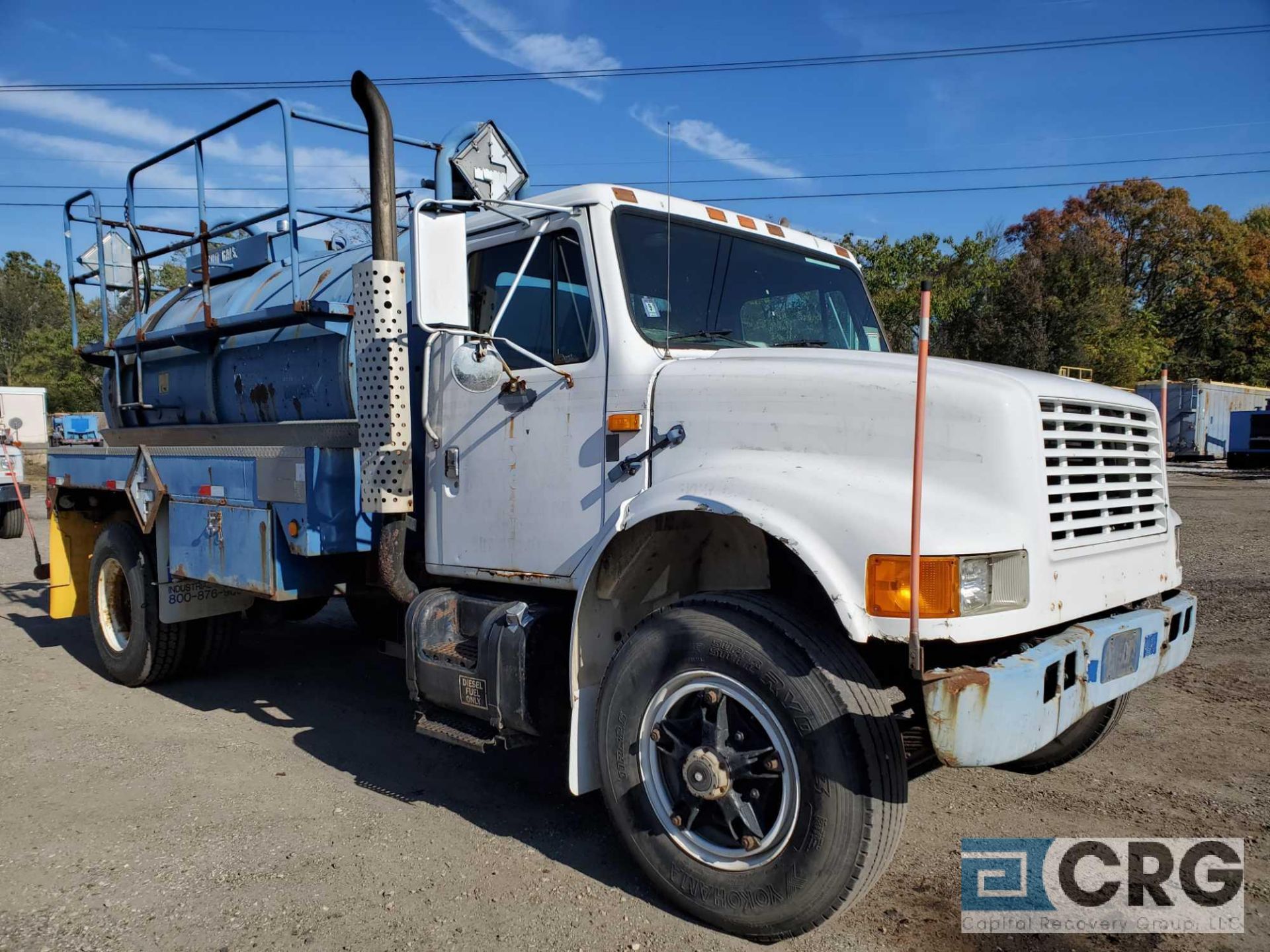 1990 International 4900 Liquid Vac Truck, 32,800 GVWR, 5,567 hours, with 2,300 gal. capacity - Image 2 of 15