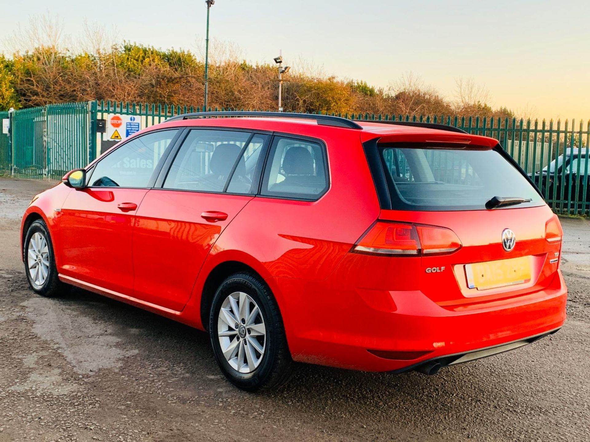 (ON SALE) VOLKSWAGEN GOLF TDI "BLUEMOTION" ESTATE (15 REG) 1 KEEPER FSH - AIR CON - CRUISE - LOOK - Image 9 of 28