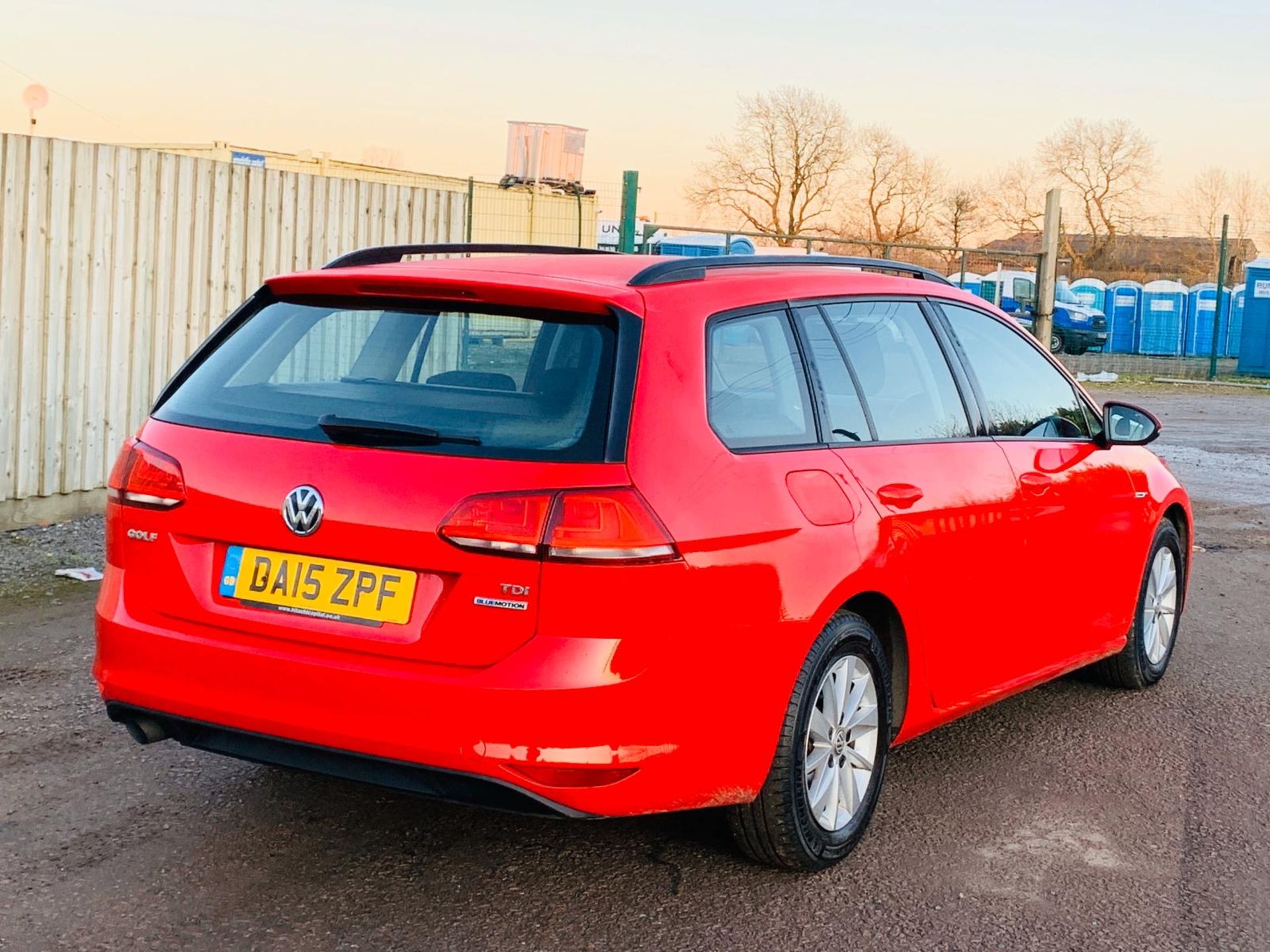 (ON SALE) VOLKSWAGEN GOLF TDI "BLUEMOTION" ESTATE (15 REG) 1 KEEPER FSH - AIR CON - CRUISE - LOOK - Image 6 of 28