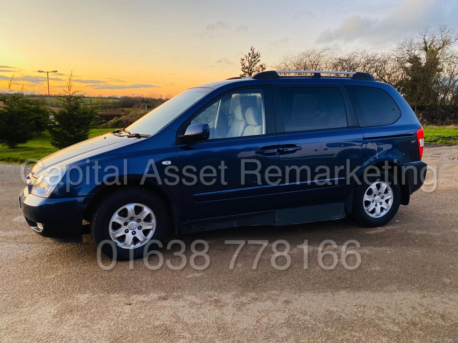 KIA SEDONA *LS EDTION* (2010) '2.9 DIESEL -144 BHP - AUTO' (WHEEL CHAIR ACCESSIBLE VEHICLE) *NO VAT* - Image 3 of 25