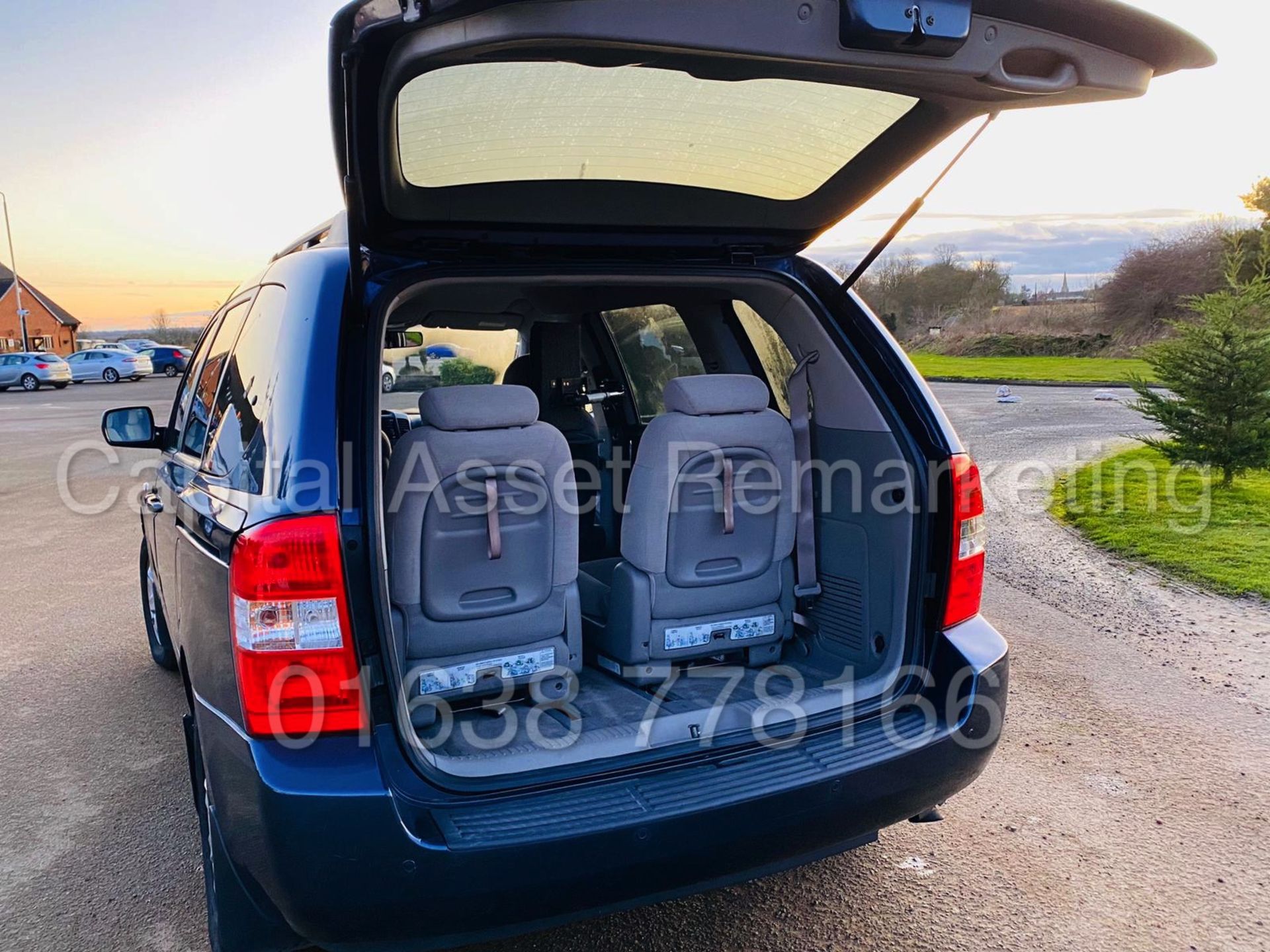 KIA SEDONA *LS EDTION* (2010) '2.9 DIESEL -144 BHP - AUTO' (WHEEL CHAIR ACCESSIBLE VEHICLE) *NO VAT* - Image 12 of 25