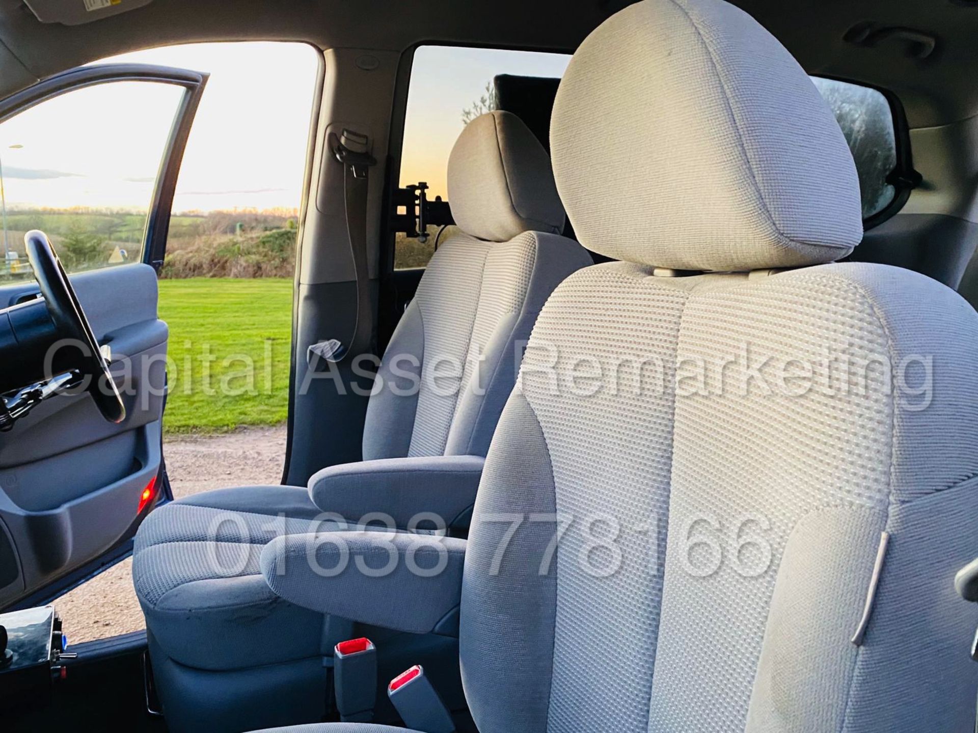 KIA SEDONA *LS EDTION* (2010) '2.9 DIESEL -144 BHP - AUTO' (WHEEL CHAIR ACCESSIBLE VEHICLE) *NO VAT* - Image 13 of 25