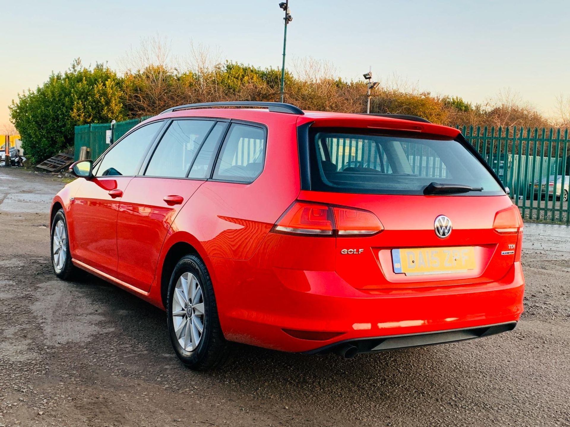 VOLKSWAGEN GOLF 2.0TDI "SE" BLUEMOTION - ESTATE - 15 REG - AIR CON - START / STOP - FSH - LOOK!!!! - Image 2 of 33