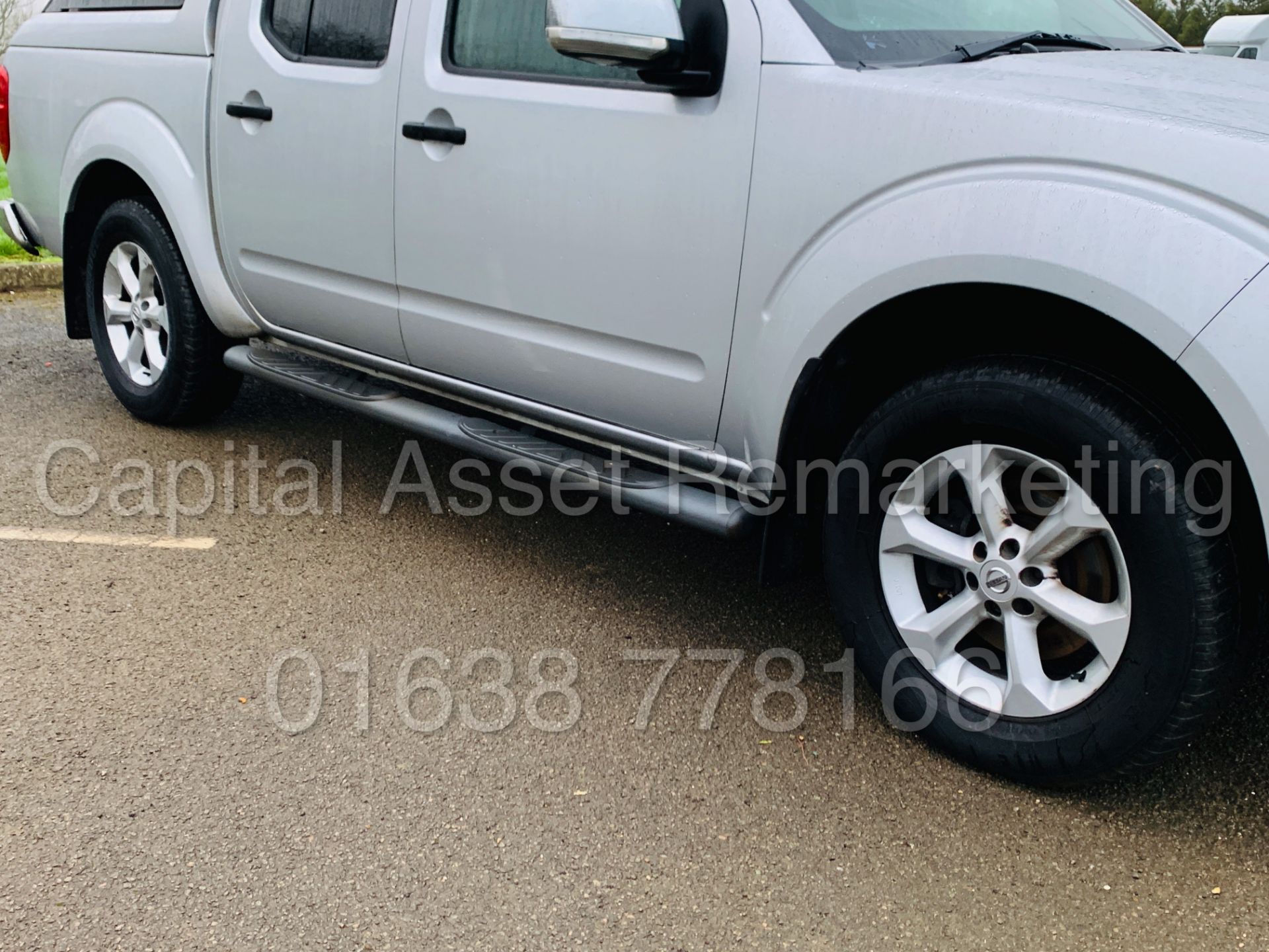 NISSAN NAVARA *TEKNA* D/CAB 4x4 PICK-UP (2012 MODEL) '2.5 DCI - 188 BHP - AUTO' *LEATHER & SAT NAV* - Image 13 of 48