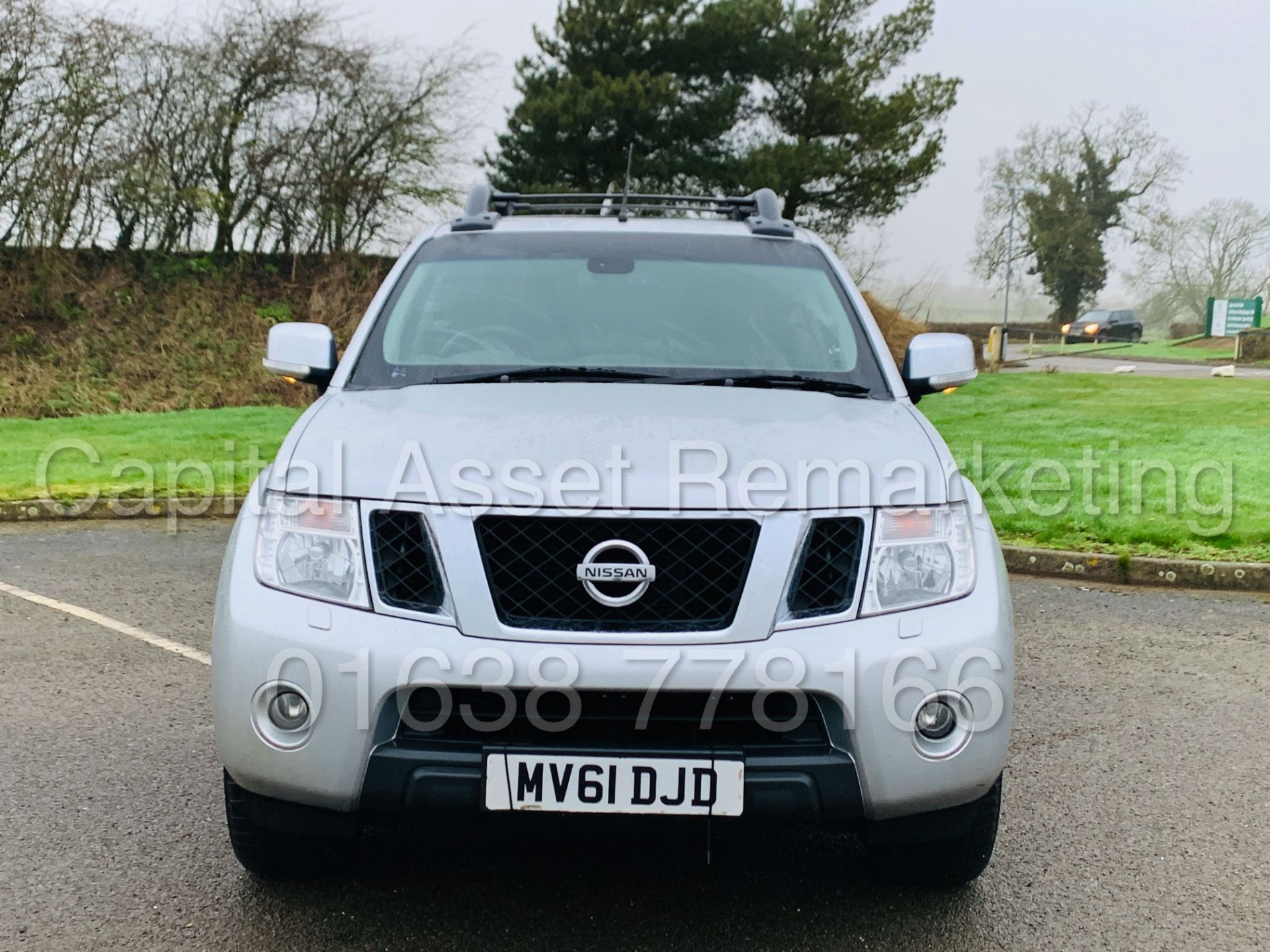 NISSAN NAVARA *TEKNA* D/CAB 4x4 PICK-UP (2012 MODEL) '2.5 DCI - 188 BHP - AUTO' *LEATHER & SAT NAV* - Image 12 of 48