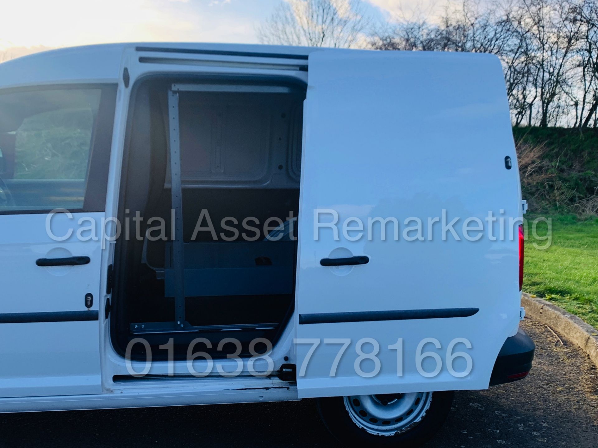 VOLKSWAGEN CADDY C20 *SWB - PANEL VAN* (2017 - NEW MODEL) '2.0 TDI - EURO 6 - 102 BHP' **AIR CON** - Image 20 of 37