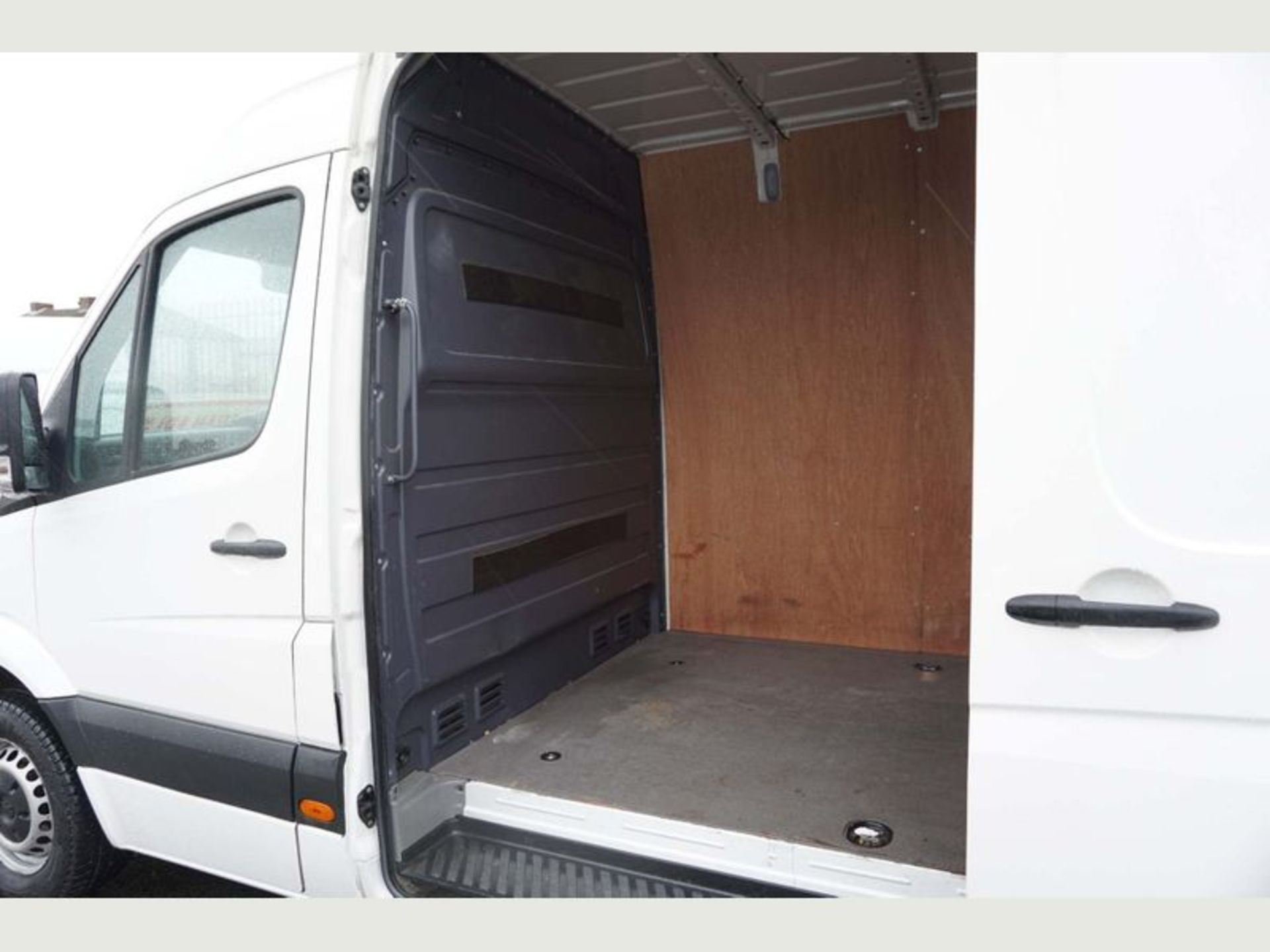 On Sale VOLKSWAGEN CRAFTER 2.0TDI (136) LONG WHEEL BASE HIGH ROOF - 1 KEEPER - 16 REG - LOW MILES - Image 4 of 7